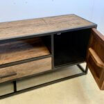 tv staal teak close-up