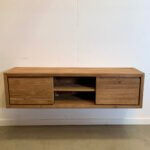 Hangend tv-meubel van oud teakhout