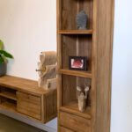 Moderne boekenkast van teakhout