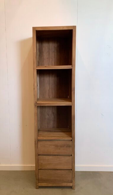 strak afgewerkte boekenkast van indoteak