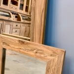 Close up rustieke teak spiegel