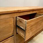 Dingklik dressoir Veenendaal teak close-up