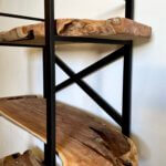 teak stellingkast met staal close-up