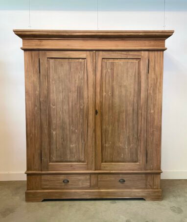 Glad afgewerkte teakkast Leeuwarden