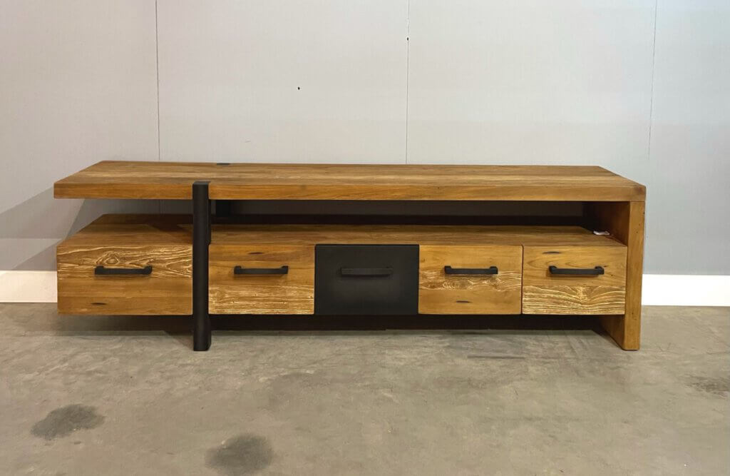 teakhout op maatwerk gemaakte tafel