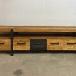 teakhout op maatwerk gemaakte tafel