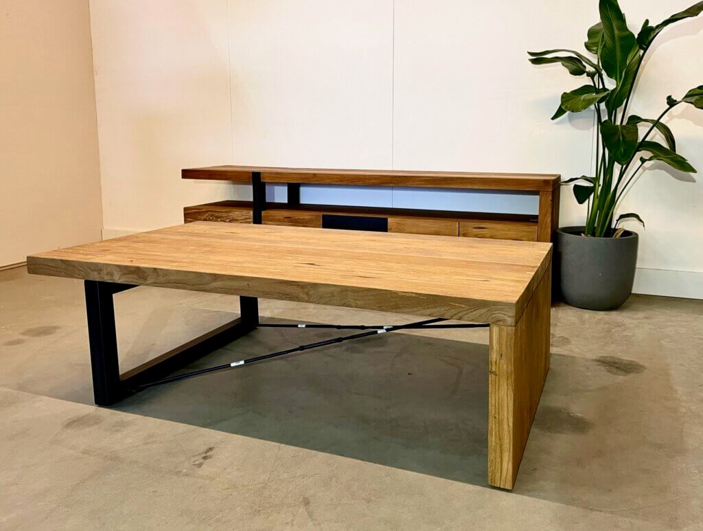 teakhout op maatwerk gemaakte tafel close-up