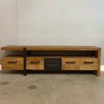 teakhout op maatwerk gemaakte tafel