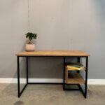 Industrieel bureau met een teakhouten blad