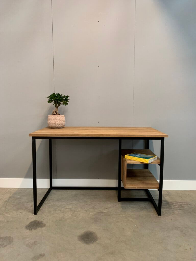 Industrieel bureau met een teakhouten blad