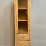 Moderne smalle teakkast