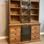 Indoteak kast met metalen schuifdeuren