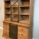 Buffetkast met metalen schuifdeuren