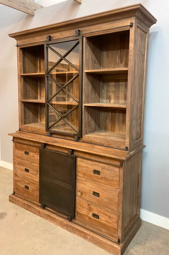 Buffetkast met metalen schuifdeuren