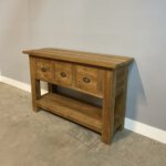 Sidetable met 3 laden en een onderplank, gemaakt van geborsteld teakhout