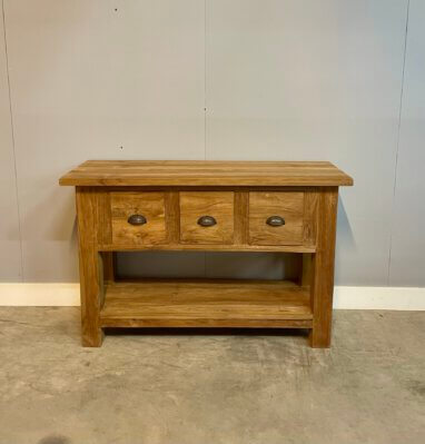 Sidetable gemaakt van geborsteld teakhout. Met 3 laden en een onderplank