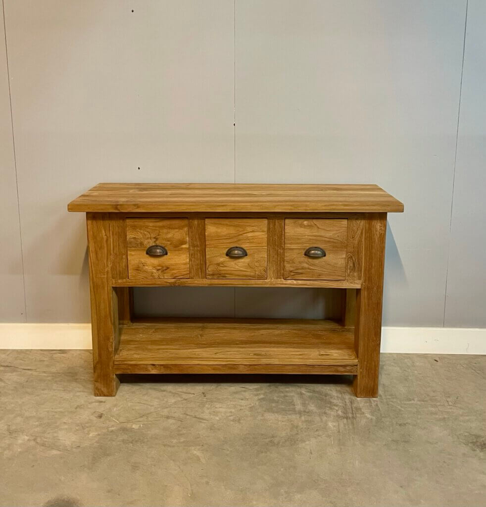 Sidetable gemaakt van geborsteld teakhout. Met 3 laden en een onderplank