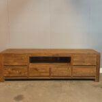 Modern tv-meubel met een robuuste afwerking.