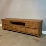 Teak tv-meubel met 6 blinde laden. Het teak meubel heeft robuuste laden