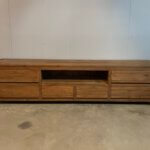 Robuust tv-meubel met een moderne uitstraling. het teakmeubel heeft 6 laden.