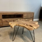 Salontafel gemaakt van doorsnede van een boom. de salontafel heeft ijzeren pootjes
