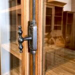 Teakkast met spanjolet indoteak close-up