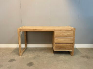 Strak afgewerkt bureau van plantage teakhout