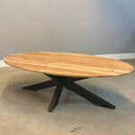 Salontafel met een stalen kruispoot en houtenblad