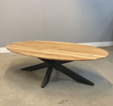 Salontafel met een stalen kruispoot en houtenblad