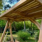 op maatwerk gemaakte schommelbank van teakhout close-up