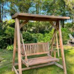 op maatwerk gemaakte schommelbank van teakhout close-up