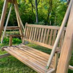 op maatwerk gemaakte schommelbank van teakhout close-up