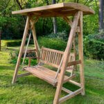 op maatwerk gemaakte schommelbank van teakhout close-up