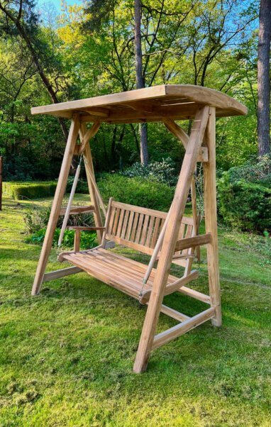 op maatwerk gemaakte schommelbank van teakhout close-up