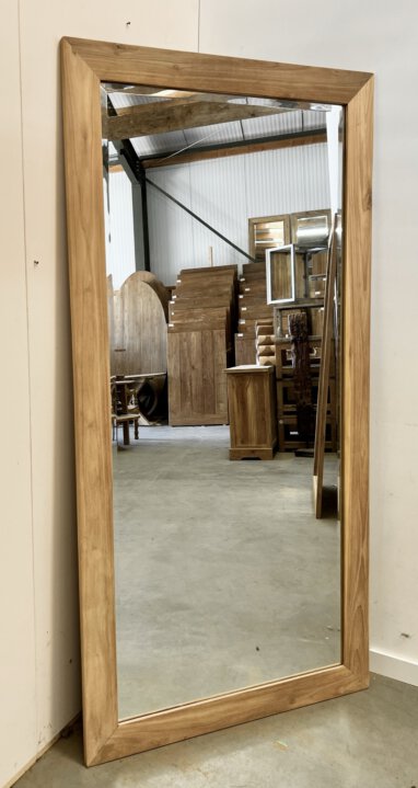 Grote spiegel met teakhouten lijst