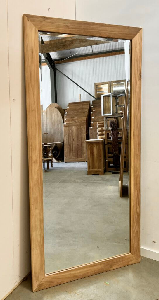 Grote spiegel met teakhouten lijst