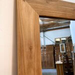 Close-up spiegel met teakhouten lijst