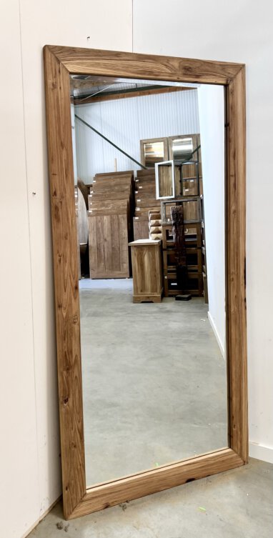 Grote spiegel met teakhouten lijst