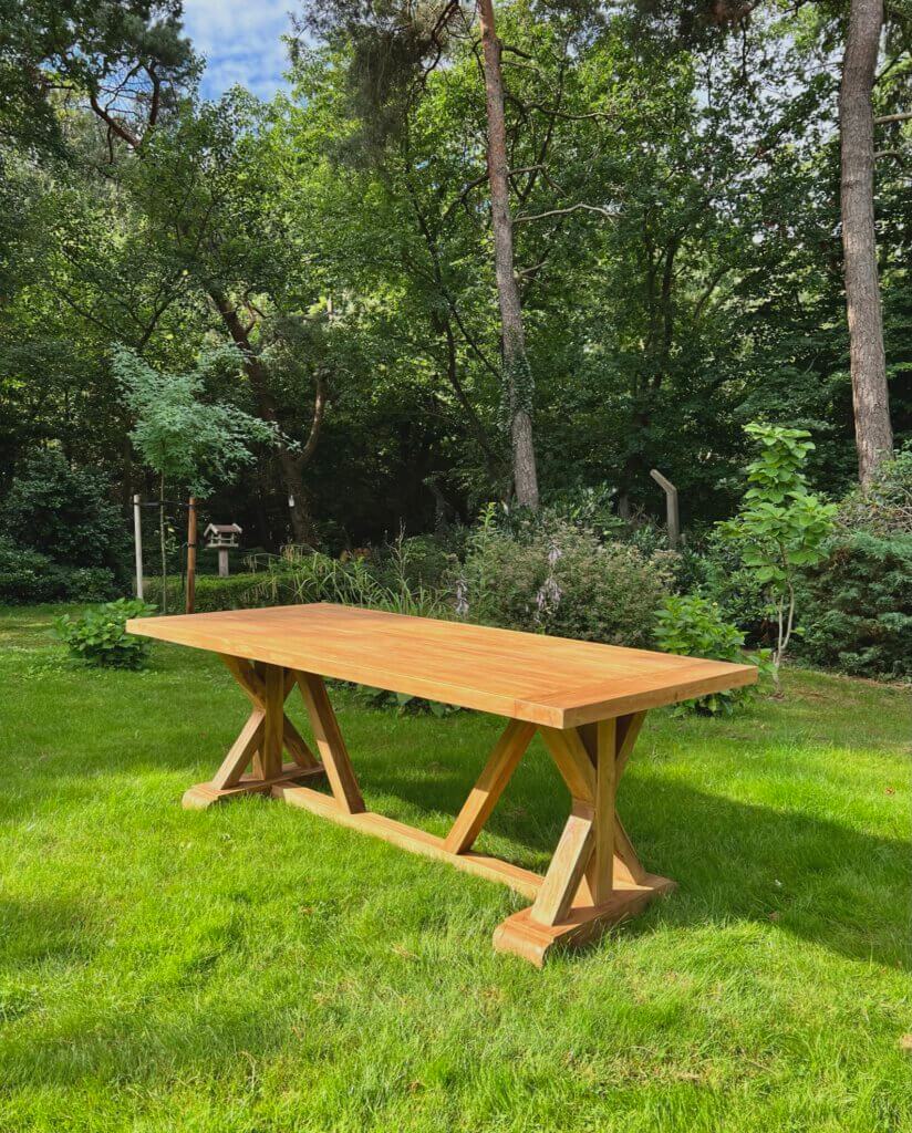 Teak tuin kloostertafel close-up