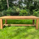 Indoteak tuintafel van massief hout.