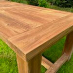 Close-up robuuste teaktafel