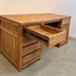 Teakhouten bureau met metalen geleiders in de lades