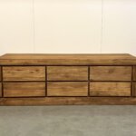 Uniek tv-meubel gemaakt van gerecycled teakhout