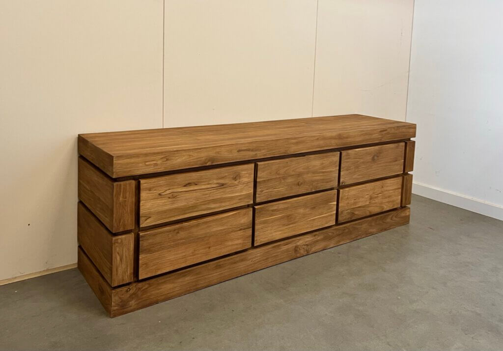 Strak tv-meubel gemaakt van teakhout