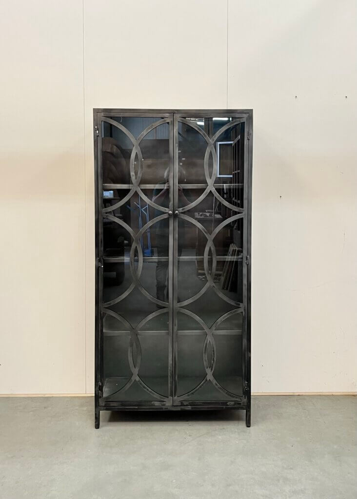 Stoere kast gemaakt van staal