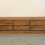 Strak tv-meubel gemaakt van teakhout