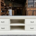 op maatwerk gemaakt wit dressoir van teakhout met laden en open vakken