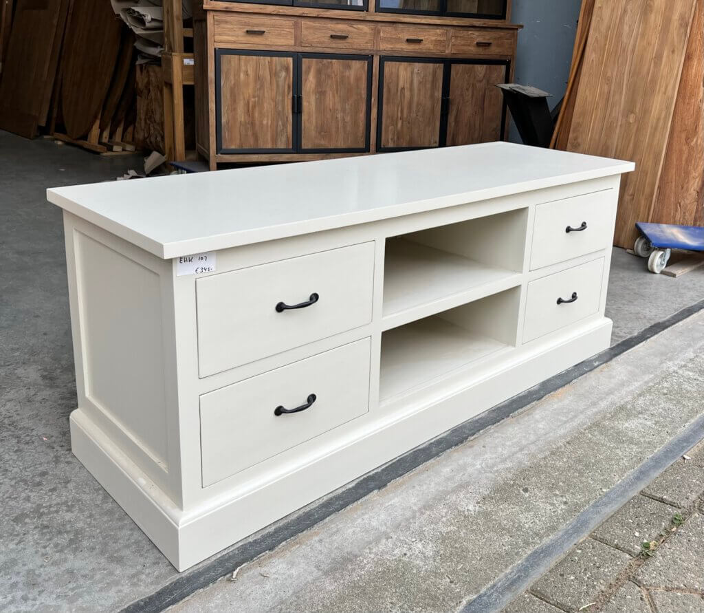 op maatwerk gemaakt wit dressoir van teakhout met laden en open vakken