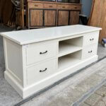 op maatwerk gemaakt wit dressoir van teakhout met laden en open vakken