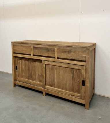 Teakhouten dressoir met een moderne uitstraling